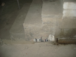 דלי בתוך יציקת בטון של גרם מדרגות
